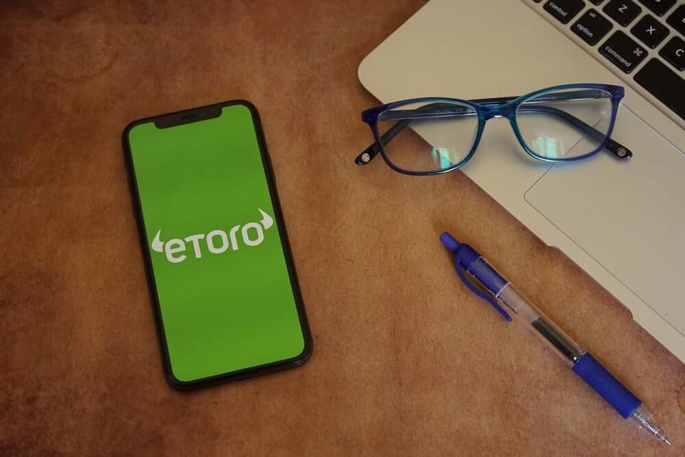 What does eToro offer in terms of commodities? 